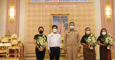 จังหวัดบุรีรัมย์ มอบช่อดอกไม้แสดงความยินดีแก่ผู้ได้รับรางวัลการประกวดรางวัลอุตสาหกรรมท่องเที่ยวไทย (Thailand Tourism Awards) ครั้งที่ 13 ประจำปี 2564