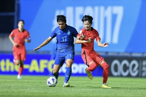 ทีมชาติไทย U17 พ่าย เกาหลีใต้ 1-4 รอบแปดทีมชิงแชมป์เอเชีย ---------------- วันที่ 25 มิถุนายน 2566 เวลา 21.00 น. ณ ปทุมธานี สเตเดียม การแข่งขันฟุตบอลชิงแชมป์เอเชีย รุ่นอายุไม่เกิน 17 ปี รอบสุดท้าย รอบก่อนรองชนะเลิศ ทีมชาติไทย U17 แชมป์กลุ่มเอ พบกับ เกาหลีใต้U17 รองแชมป์กลุ่มบี ทีมชาติไทย คว้าชัยชนะมาสามเกมรวดในรอบแบ่งกลุ่ม ส่วนเกาหลีใต้ ชนะสองแพ้หนึ่งเลยเป็นแค่รองแชมป์กลุ่ม เกมนี้ พิภพ อ่อนโม้ จัดทีมชุดที่ดีที่สุดลงสนาม นำโดย ชโนทัย คงเหม็ง และ พัชรพล เหล็กกุล และ พงศกร สังขโสภา เริ่มเกมมาแค่สี่นาที จากลูกฟรีคิก เกาหลีใต้ มาได้ประตูออกนำ 1-0 จากกการโหม่งของ คัง มิน วู นาทีที่ 16 ธีรภัทร ปรือทอง แทงทะลุช่องให้ ดุษฎี บูรณะจุฑานนท์ จิ้มบอลเปลี่ยนทางเข้าไปให้ ทีมชาติไทย U17 ไล่มาเป็น 1-1 นาทีที่ 29 ไทยเกือบได้ประตูขึ้นนำจากลูกเตะมุม ที่บอลขลุกขลิกก่อนที่ ชโนทัย คงเหม็ง จะยิงข้ามคานไปนิดเดียว นาทีที่ 36 เกาหลีใต้มาได้ประตูนำไทย อีกครั้งเป็น 2-1 จากฟรีคิก และเป็น คิม มยอง จุน ที่สะกิดเปลี่ยนทางเข้าไป และจบครึ่งแรกไปด้วยสกอร์นี้ ครึ่งหลัง ไทยเปลี่ยนตัวผู้เล่นส่ง จิระพงษ์ พึ่งวีระวงศ์ ลงไปเล่นแทน ธีรภัทร ปรือทอง และนาทีที่ 49 ก็เกือบมาได้ประตูตีเสมอจากลูกเตะมุม ที่จิรพงศ์ แช่มสกุล ได้ยิงไปติดใบหน้า นาทีที่ 62 ไทยเปลี่ยนตัวอีกคนด้วยการส่ง ธนดล เหมบุพการี ลงสนามไปแทนที่ของ พงศกร สังขโสภา นาทีที่ 69 เกาหลีใต้ มาได้ประตูนำห่างเป็น 3-1 จากจังหวะลุยทางริมเส้น ก่อนที่ แบ็ค อิน วู จะยิงจังหวะแรกไปติดเซฟ ก่อน ยุน โด วัง จะยิงซ้ำอีกทีเข้าไป นาทีที่ 76 ไทยมาได้ลุ้นตีตื่นจากจังหวะสอดมาโขกของ ชโนทัย คงเหม็ง แต่ก็ข้ามคานออกไป นาทีที่ 84 เกาหลีใต้มาได้ประตูนำห่างเป็น 4-1 จากจังหวะยิงไกลของ คิม คยุน มิน ที่บอลโค้งเสียบเสาสองเข้าไป ช่วงเวลาที่เหลือไม่มีประตูเพิ่มเติมจบเกม ทีมชาติไทย U17 พ่ายเกาหลีใต้ไป 1-4 ทำให้ต้องหยุดเส้นทางในรอบ 8 ทีมสุดท้ายของศึกชิงแชมป์เอเชีย รุ่นอายุไม่เกิน 17 ปี โปรแกรมนัดต่อไป เกาหลีใต้ จะลงเล่นรอบรองชนะเลิศ พบกับ ผู้ชนะระหว่างซาอุดิอาระเบีย หรือ อุซเบกิสถาน ที่ ปทุมธานี สเตเดียม ในวันที่ 29 มิถุนายน 2566 เวลา 17.00 น ถ่ายทอดสดทาง True ID ทั้งทางเว็บไซต์, ทีวี และ แอพพลิเคชัน แฟนบอลที่สนใจ สามารถ ซื้อบัตรเข้าชมผ่านออนไลน์ได้ที่เว็บ https://www.thaiticketmajor.com/ หรือซื้อหน้าสนามในวันแข่งขัน สนามปทุมธานี สเตเดียม ราคา 100/120 และ 150 บาท รายชื่อ 11 ตัวจริง ธฤษณุ คุปนะนาวิน (GK), ชนสรณ์ โชคลาภ, สุรชัย บุญชารี, จิรพงศ์ แช่มสกุล, พัชรพล เหล็กกุล (C), ชโนทัย คงเหม็ง, พงศกร สังขโสภา, ธนกฤต ล้อมนาค, ธีรภัทร ปรือทอง นที ตามประดับ, ดุษฎี บูรณะจุฑานนท์